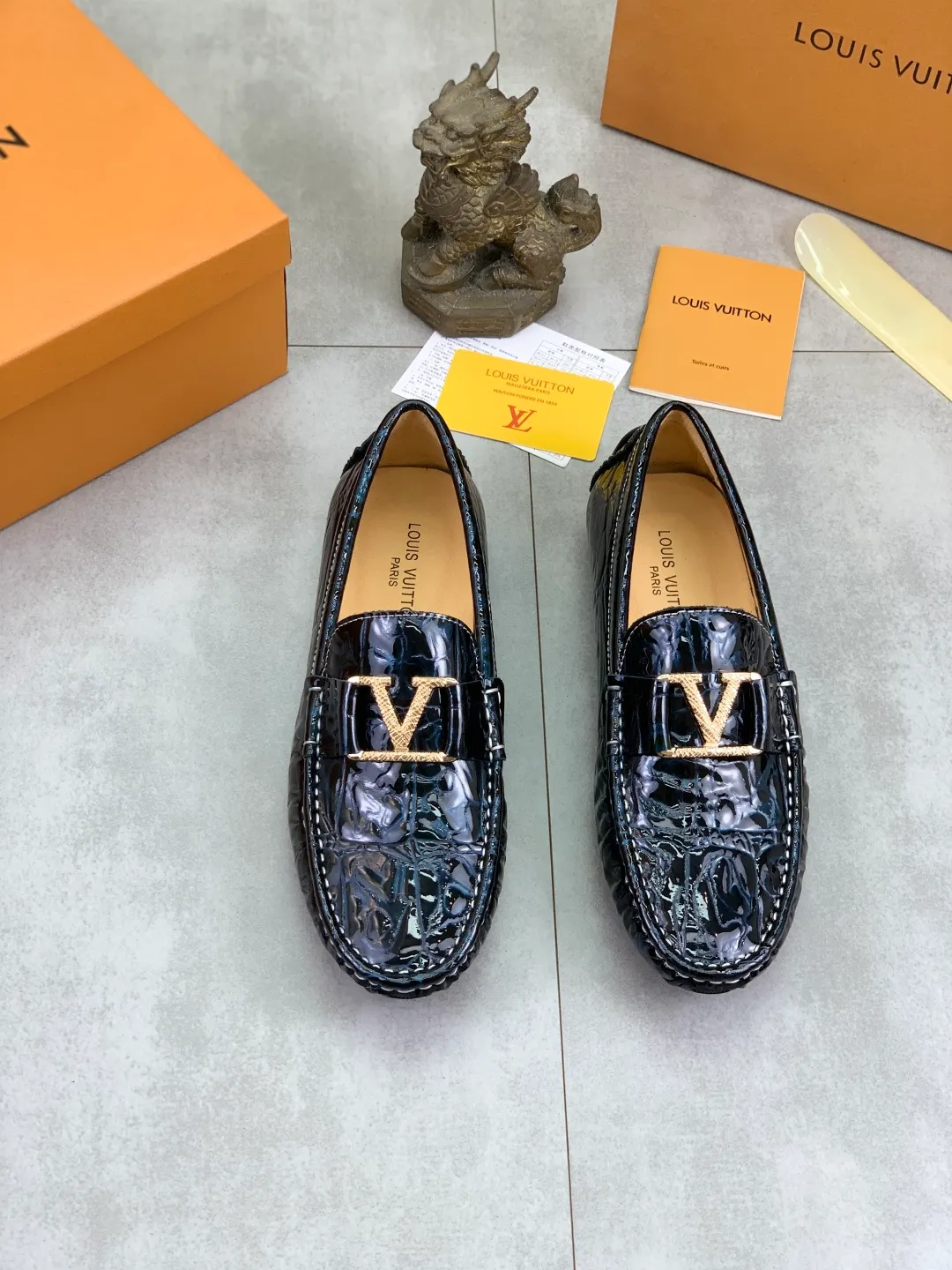 Men's men's shoes 💰P360💰【New style】🆘 🔥🆕【Louis Vuitton】LV Hong Kong high-quality beanie shoes. Loaf style for lazy people. This fabric is made of 🇮🇹 imported Italian first-layer cowhide➕full first-layer pigskin lining. The lining is more high-end. The original non-slip and wear-resistant rubber outsole is the only choice for driving. Size: 38-45. 4️⃣colors available.